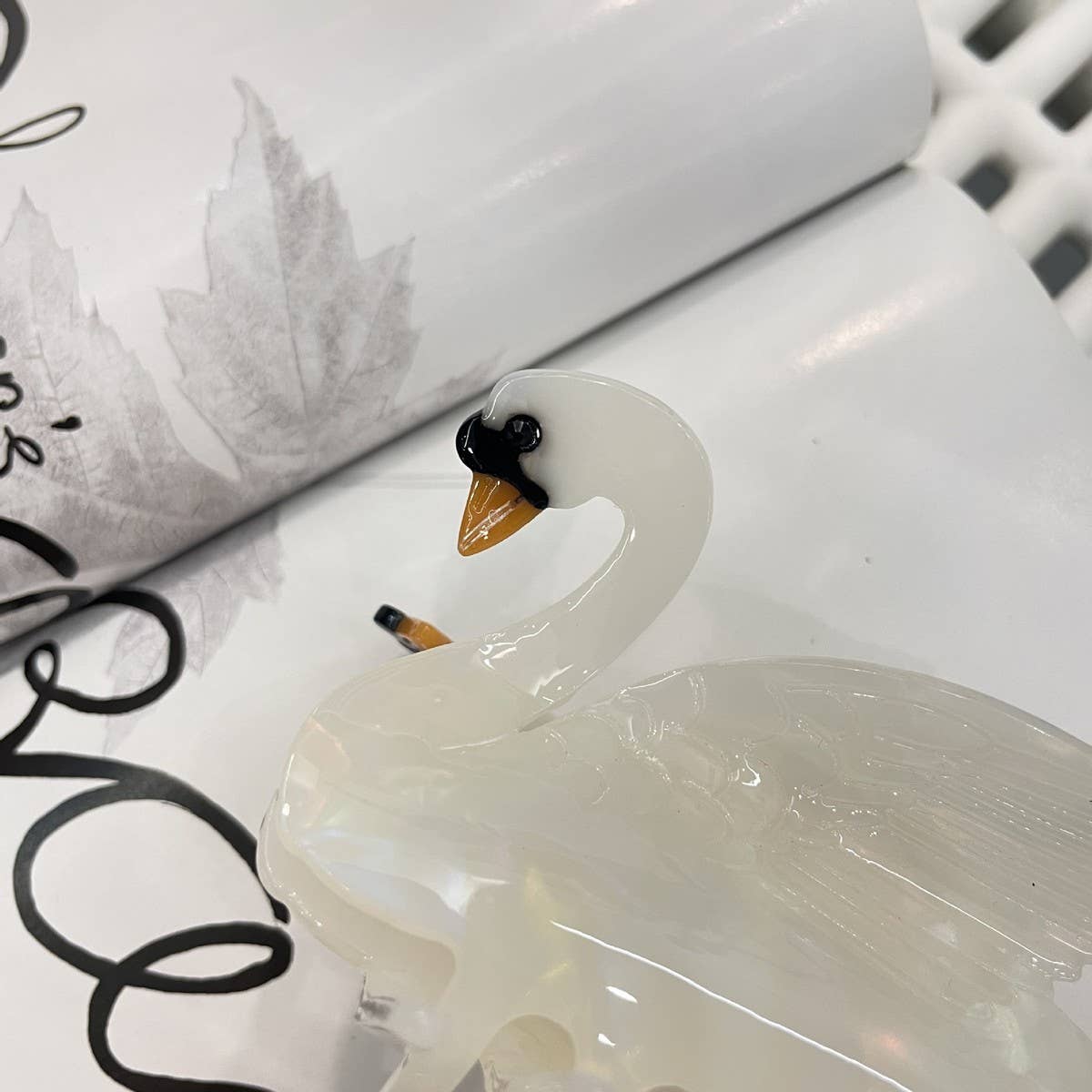 FASHIONABLE WHITE SWAN ACETIC ACID HAIR CLIP