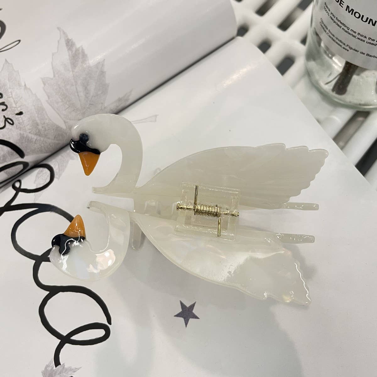 FASHIONABLE WHITE SWAN ACETIC ACID HAIR CLIP