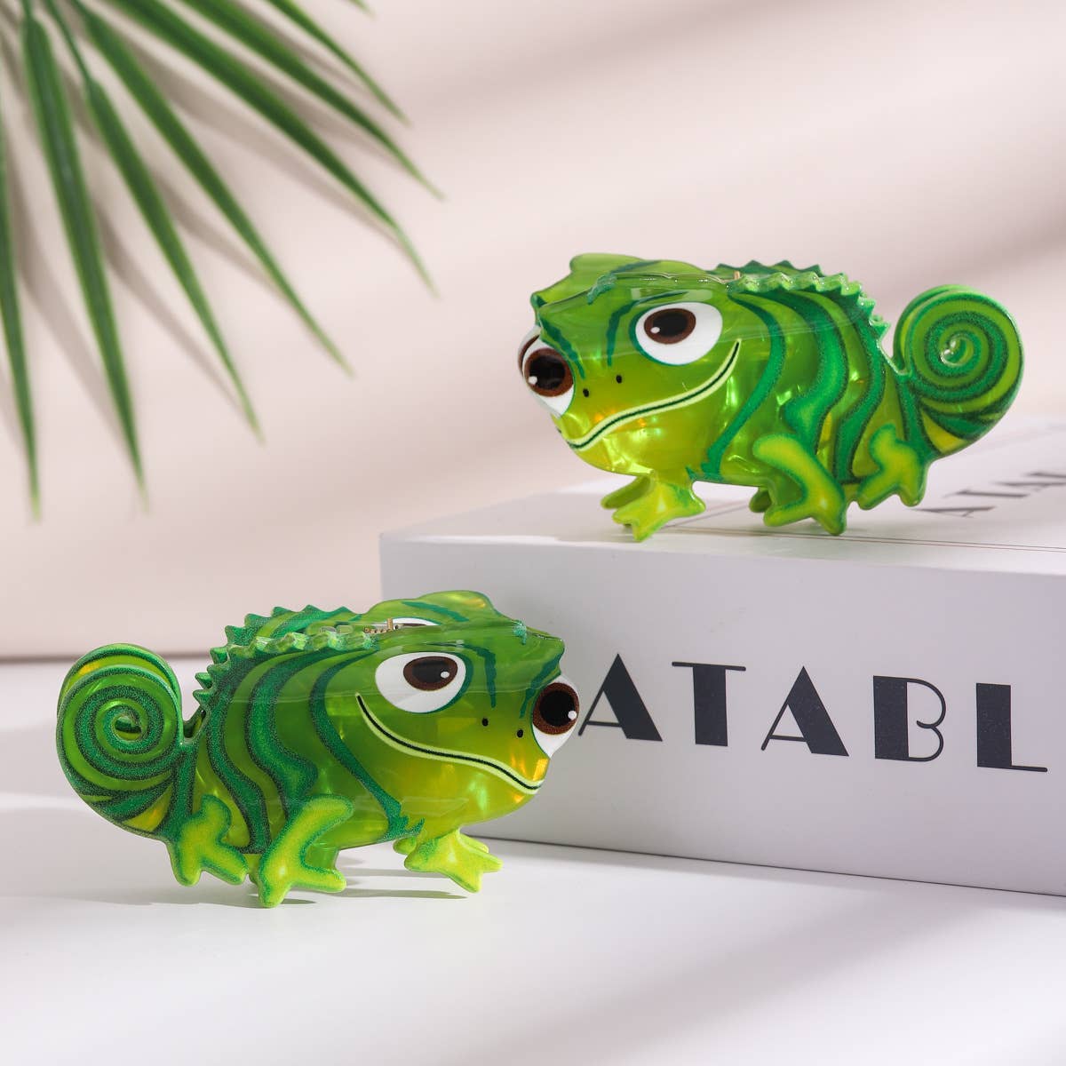 Cartoon Green Chameleon Reptile Hair Claw: Green