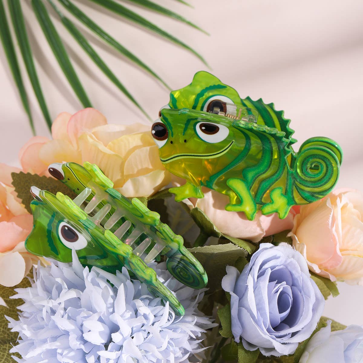 Cartoon Green Chameleon Reptile Hair Claw: Green