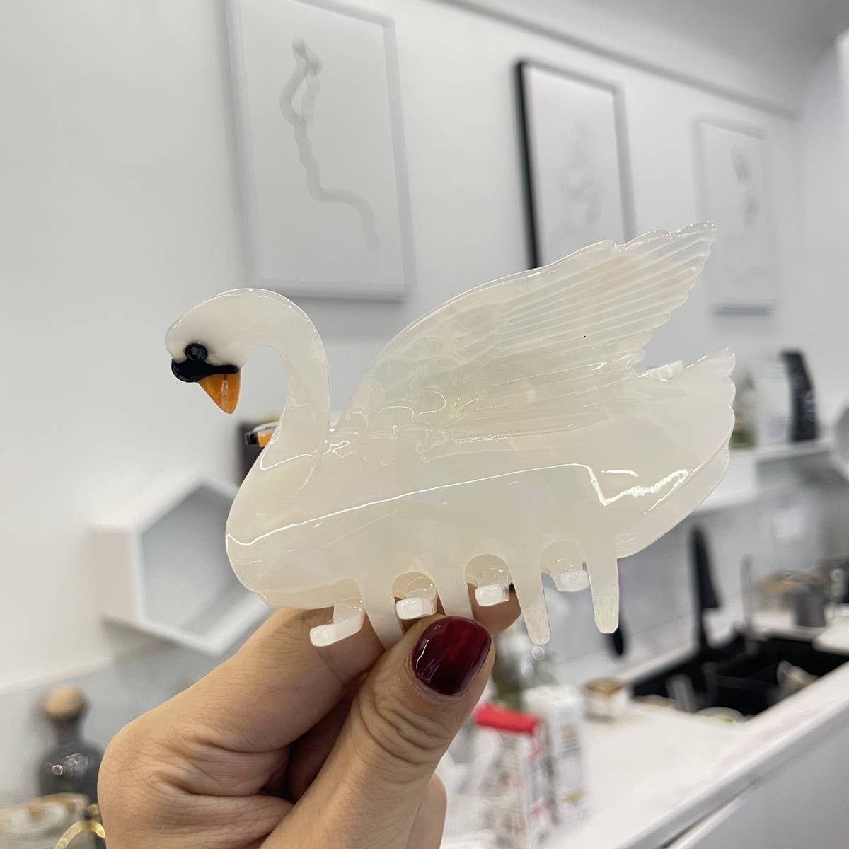 FASHIONABLE WHITE SWAN ACETIC ACID HAIR CLIP