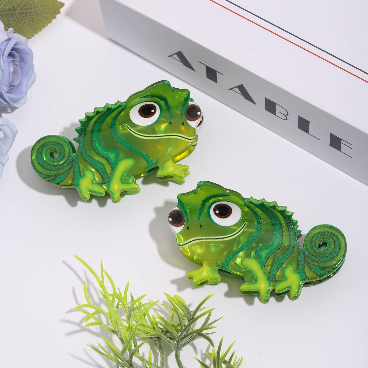 Cartoon Green Chameleon Reptile Hair Claw: Green