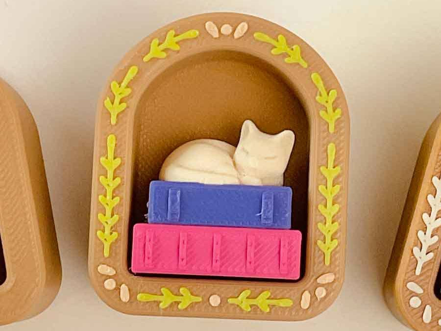 Mini Book Nook Clicker 3D Printed Fidget Keychain: Cat on Books