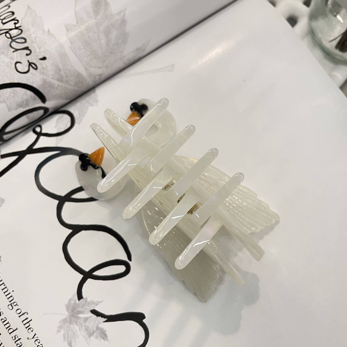 FASHIONABLE WHITE SWAN ACETIC ACID HAIR CLIP